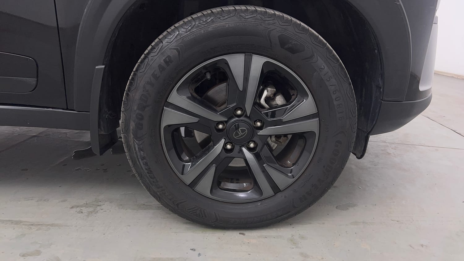 Used 2024 Tata Nexon Creative Plus 1.2 Petrol 6MT Dark Edition Petrol Manual tyres RIGHT FRONT TYRE RIM VIEW