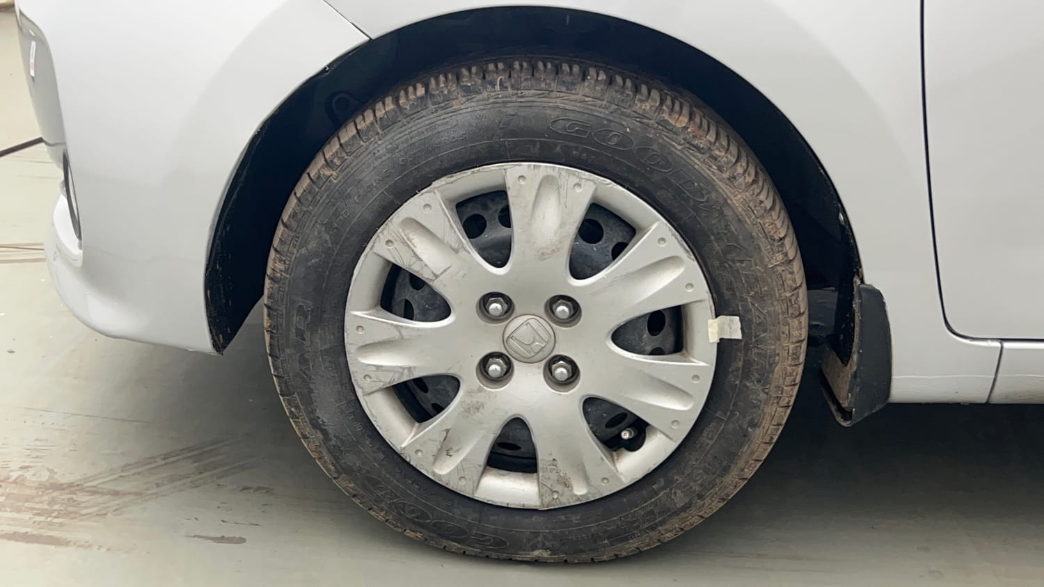 Used 2017 Hyundai Grand i10 Magna 1.2 Kappa VTVT Petrol Manual tyres LEFT FRONT TYRE RIM VIEW