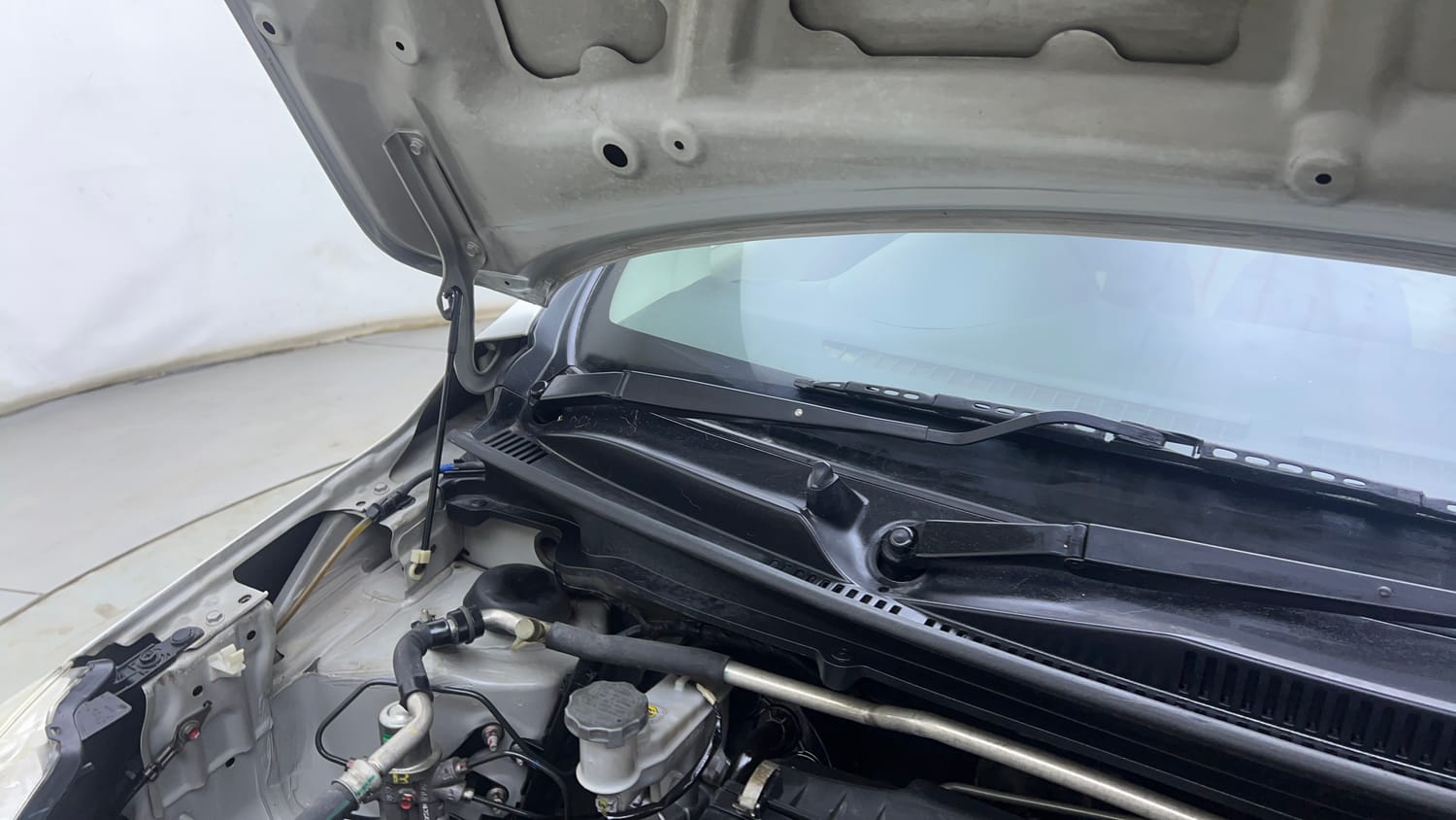 Used 2016 Maruti Suzuki Celerio VXi AMT Petrol Automatic engine ENGINE RIGHT SIDE HINGE & APRON VIEW
