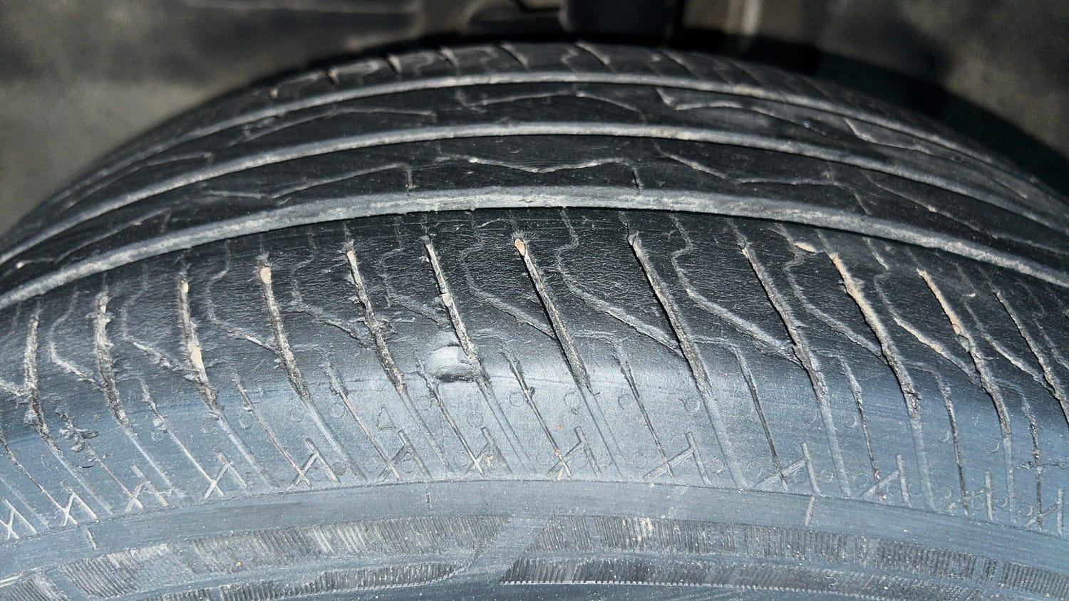 Used 2024 Tata Punch Accomplished iCNG Cng Manual tyres LEFT FRONT TYRE TREAD VIEW