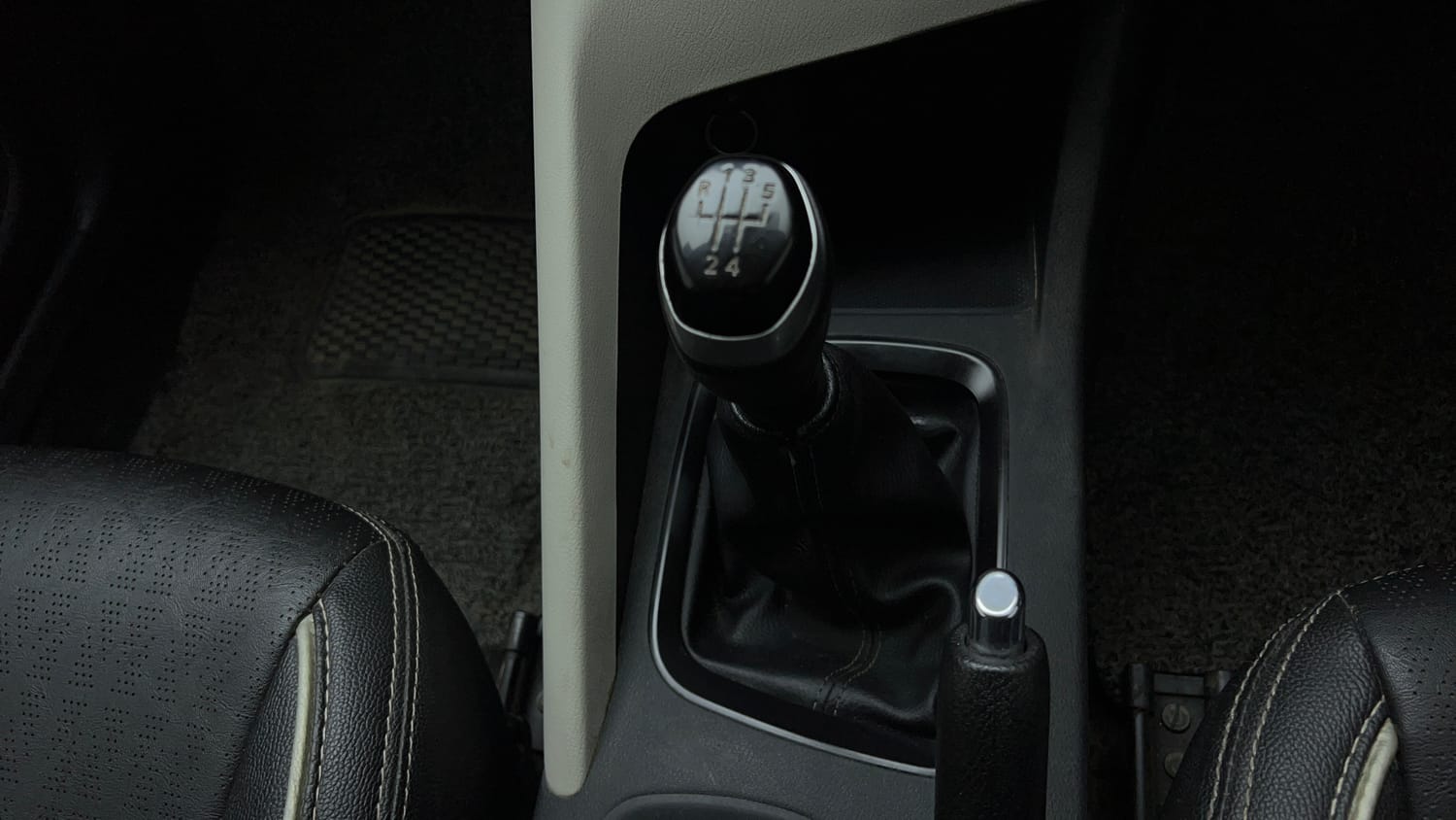 Used 2023 Nissan Magnite XE Petrol Manual interior GEAR  KNOB VIEW