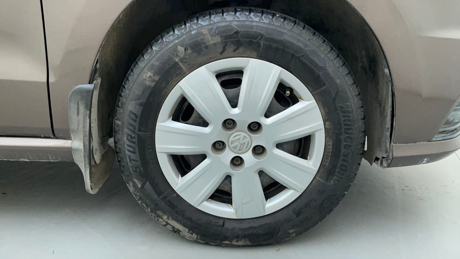 Used 2017 Volkswagen Ameo Trendline 1.2L (P) Petrol Manual tyres RIGHT FRONT TYRE RIM VIEW
