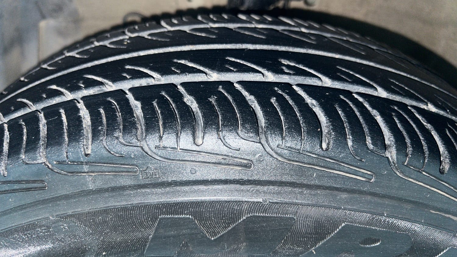 Used 2015 Maruti Suzuki Swift VXi Petrol Manual tyres LEFT FRONT TYRE TREAD VIEW