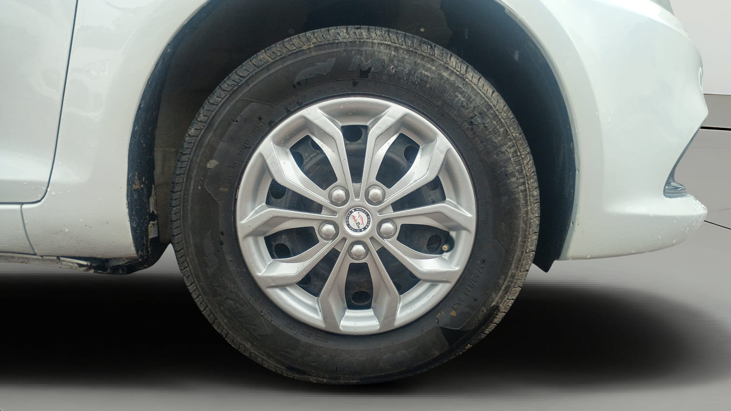 Used 2015 Maruti Suzuki Swift Dzire VXI Petrol Manual tyres RIGHT FRONT TYRE RIM VIEW