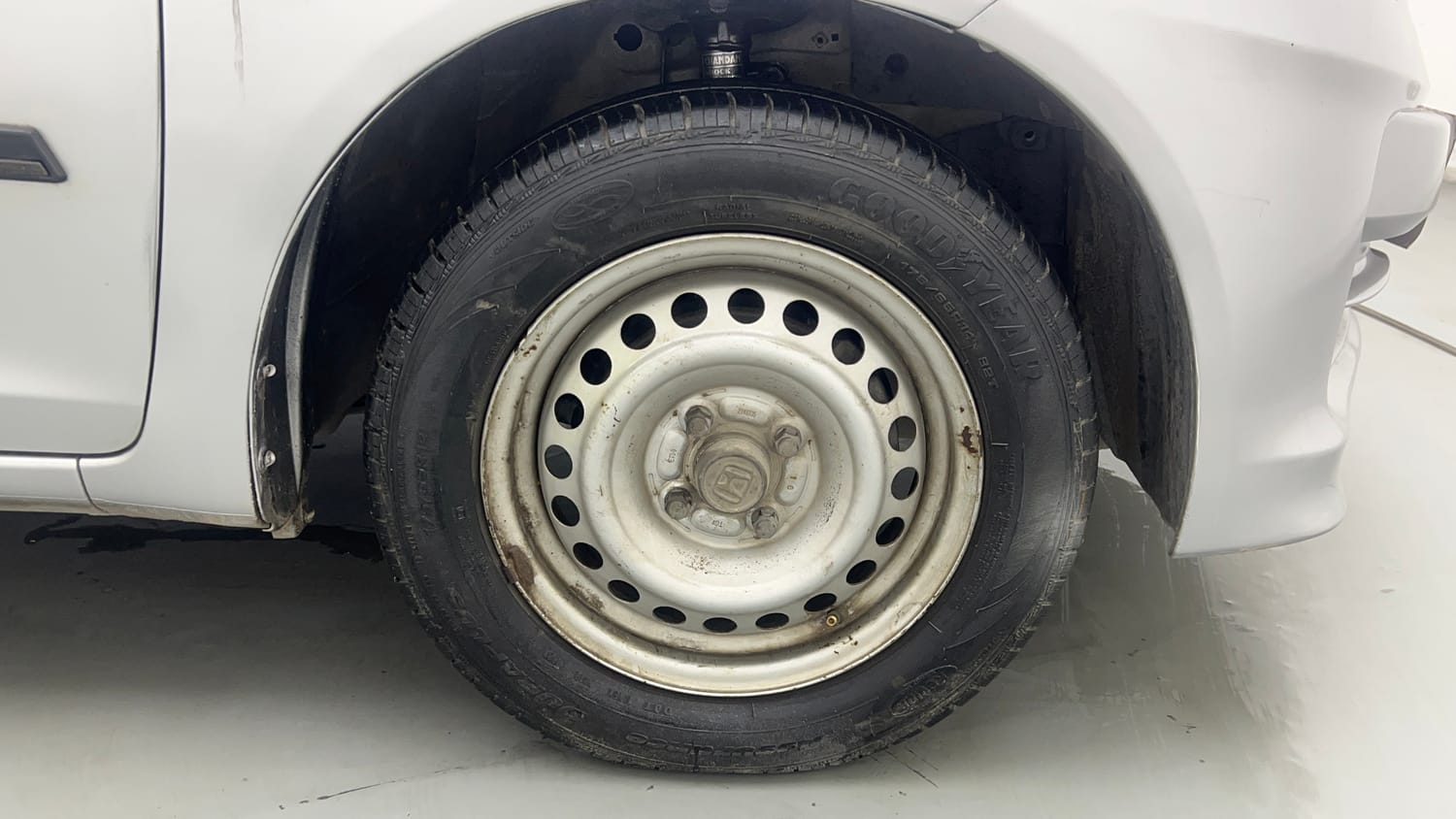Used 2013 Honda Amaze 1.2 EX i-VTEC Petrol Manual tyres RIGHT FRONT TYRE RIM VIEW