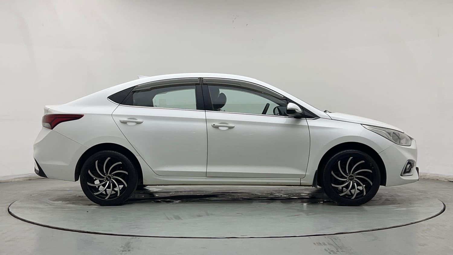 Used 2019 Hyundai Verna EX 1.4 VTVT Petrol Manual exterior RIGHT SIDE VIEW