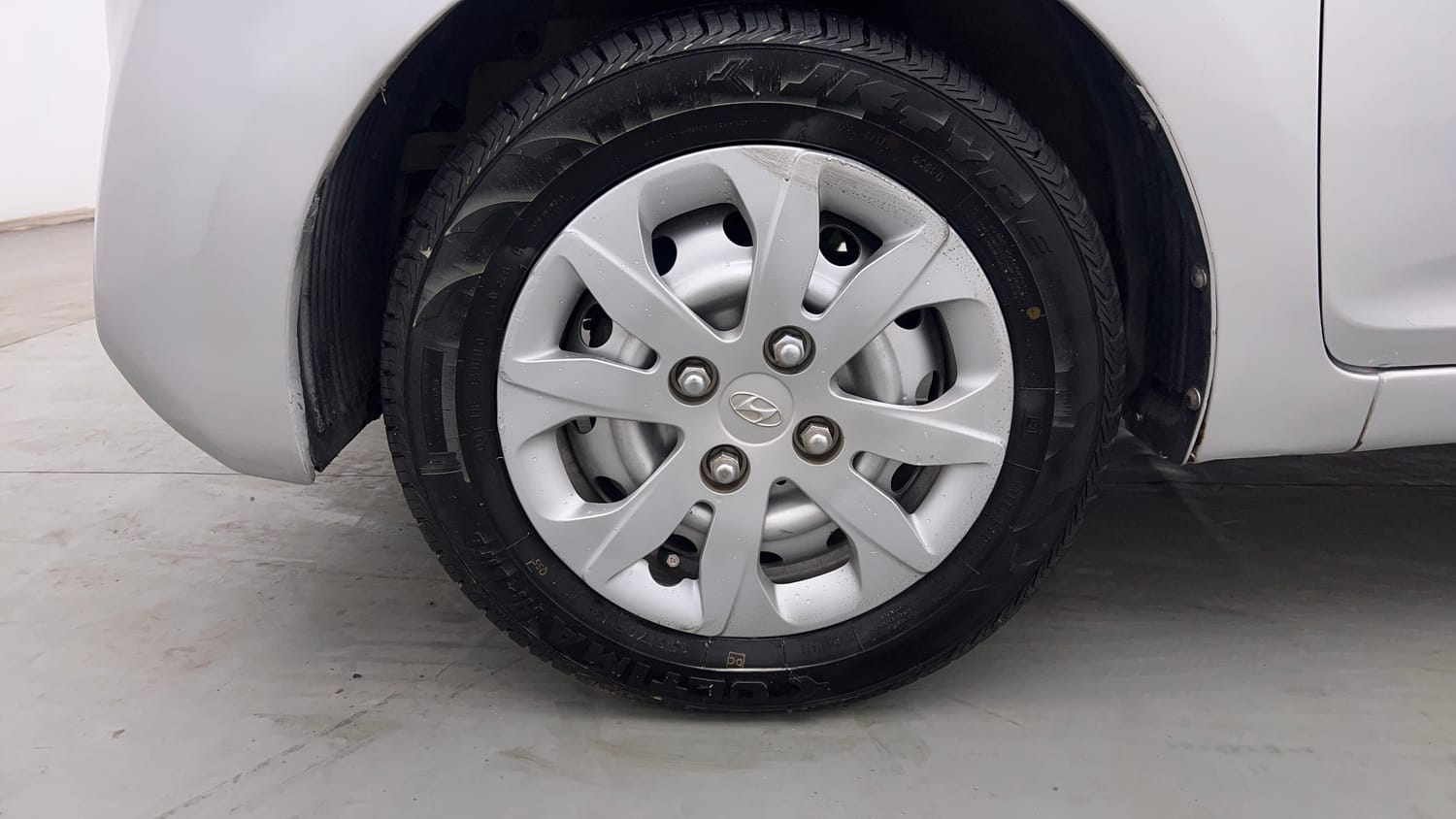 Used 2014 Hyundai Eon Sportz Petrol Manual tyres LEFT FRONT TYRE RIM VIEW