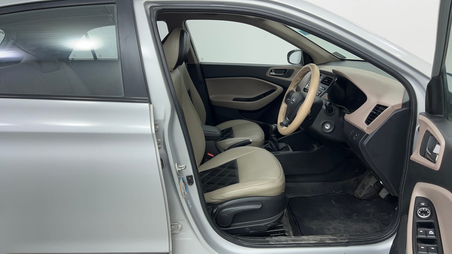Used 2017 Hyundai Elite i20 Sportz 1.2 Petrol Manual interior RIGHT SIDE FRONT DOOR CABIN VIEW