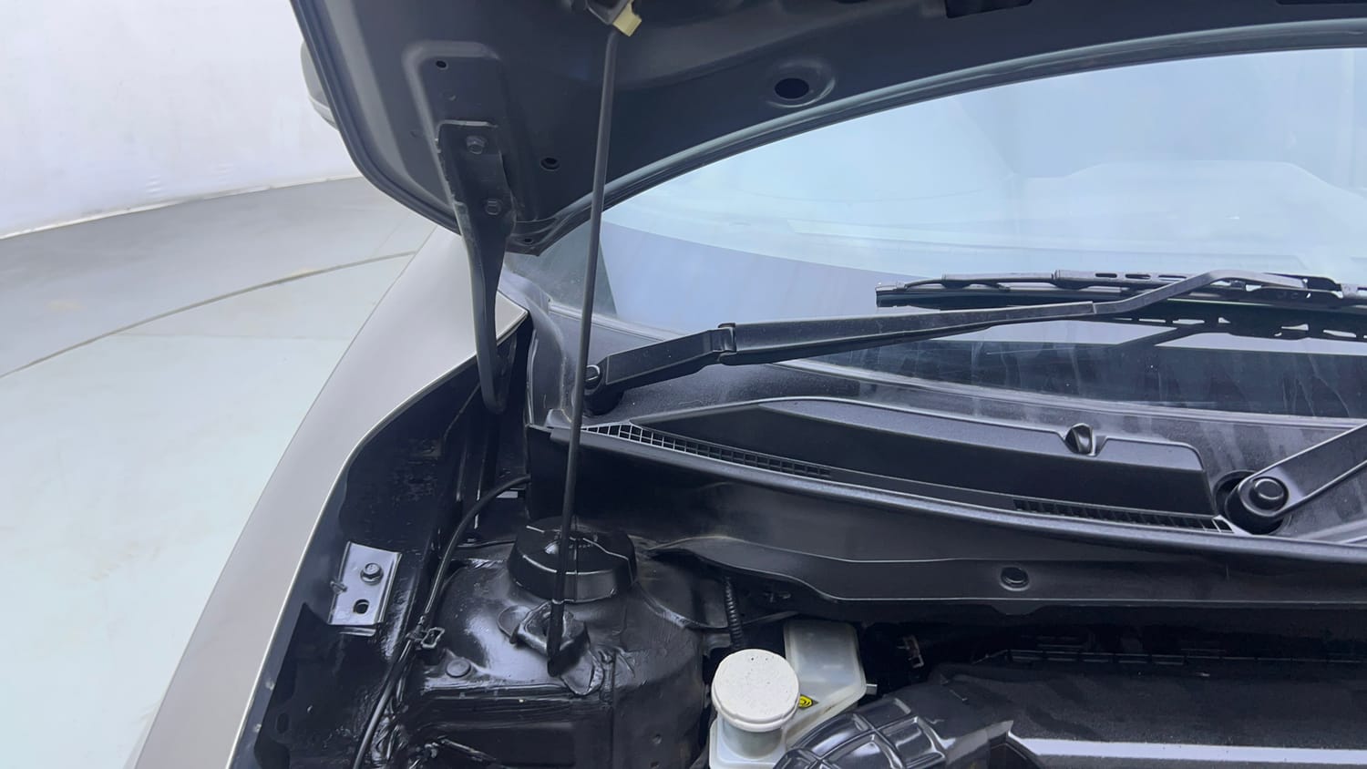 Used 2019 Maruti Suzuki Dzire VXi AMT Petrol Automatic engine ENGINE RIGHT SIDE HINGE & APRON VIEW