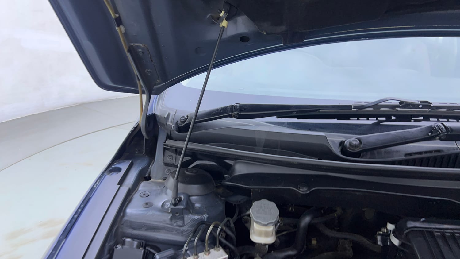 Used 2018 Maruti Suzuki Ciaz Zeta 1.4 MT Petrol Manual engine ENGINE RIGHT SIDE HINGE & APRON VIEW