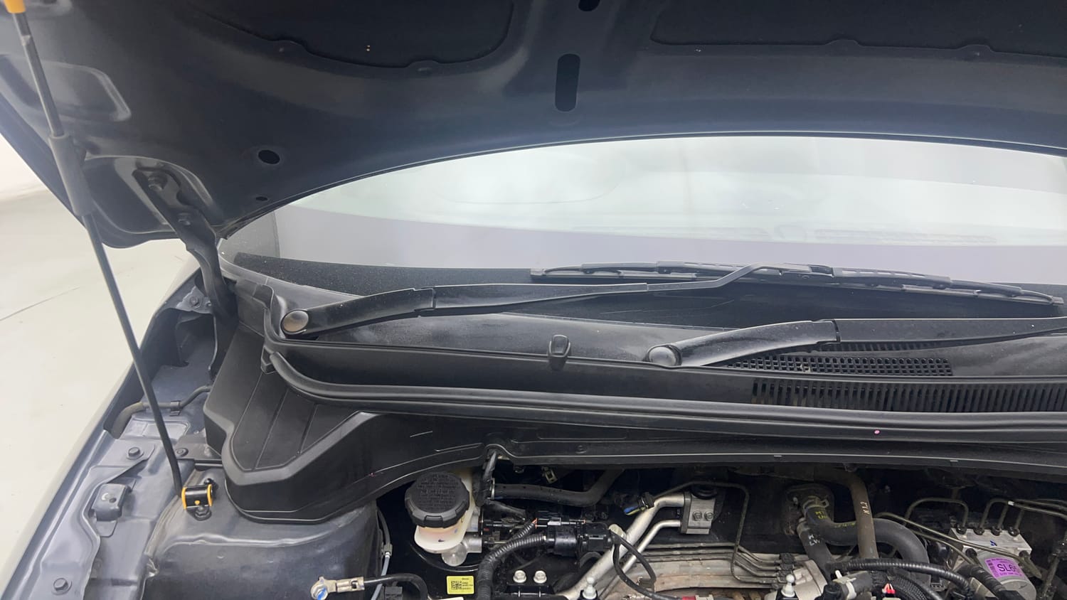 Used 2021 Hyundai i20 Sportz 1.2 MT Petrol Manual engine ENGINE RIGHT SIDE HINGE & APRON VIEW