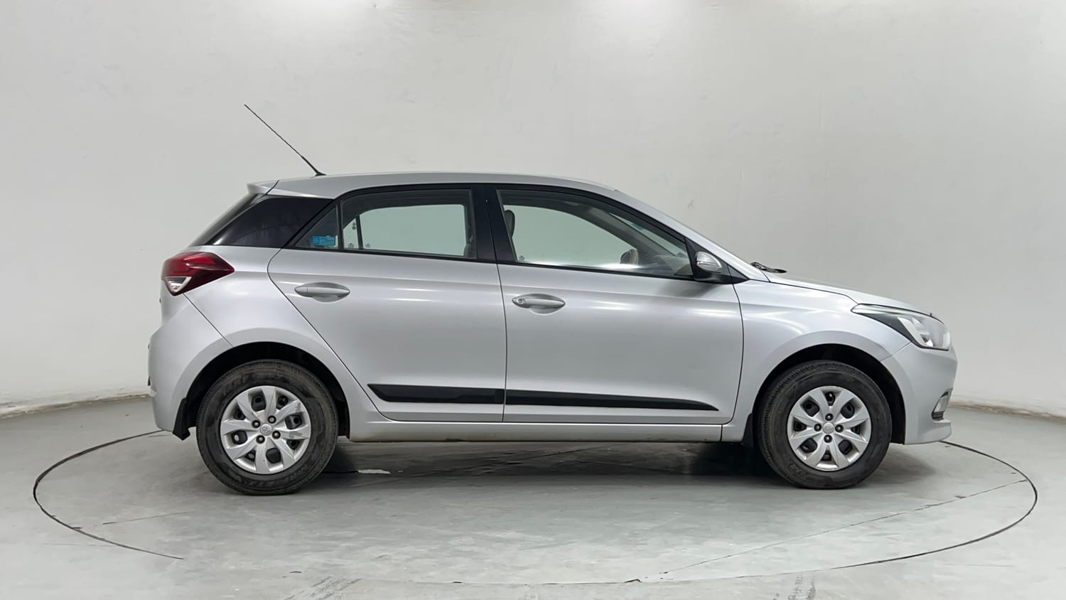 Used 2017 Hyundai Elite i20 Sportz 1.2 Petrol Manual exterior RIGHT SIDE VIEW