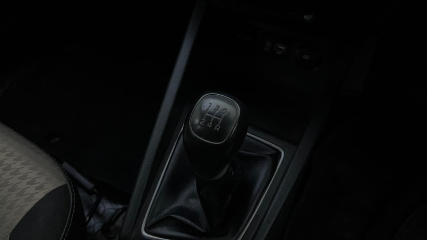 Used 2020 Hyundai Elite i20 Sportz Plus 1.2 Petrol Manual interior GEAR  KNOB VIEW