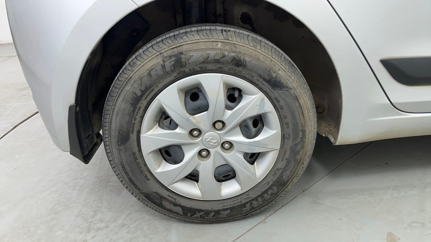 Used 2017 Hyundai Elite i20 Sportz 1.2 Petrol Manual tyres RIGHT REAR TYRE RIM VIEW
