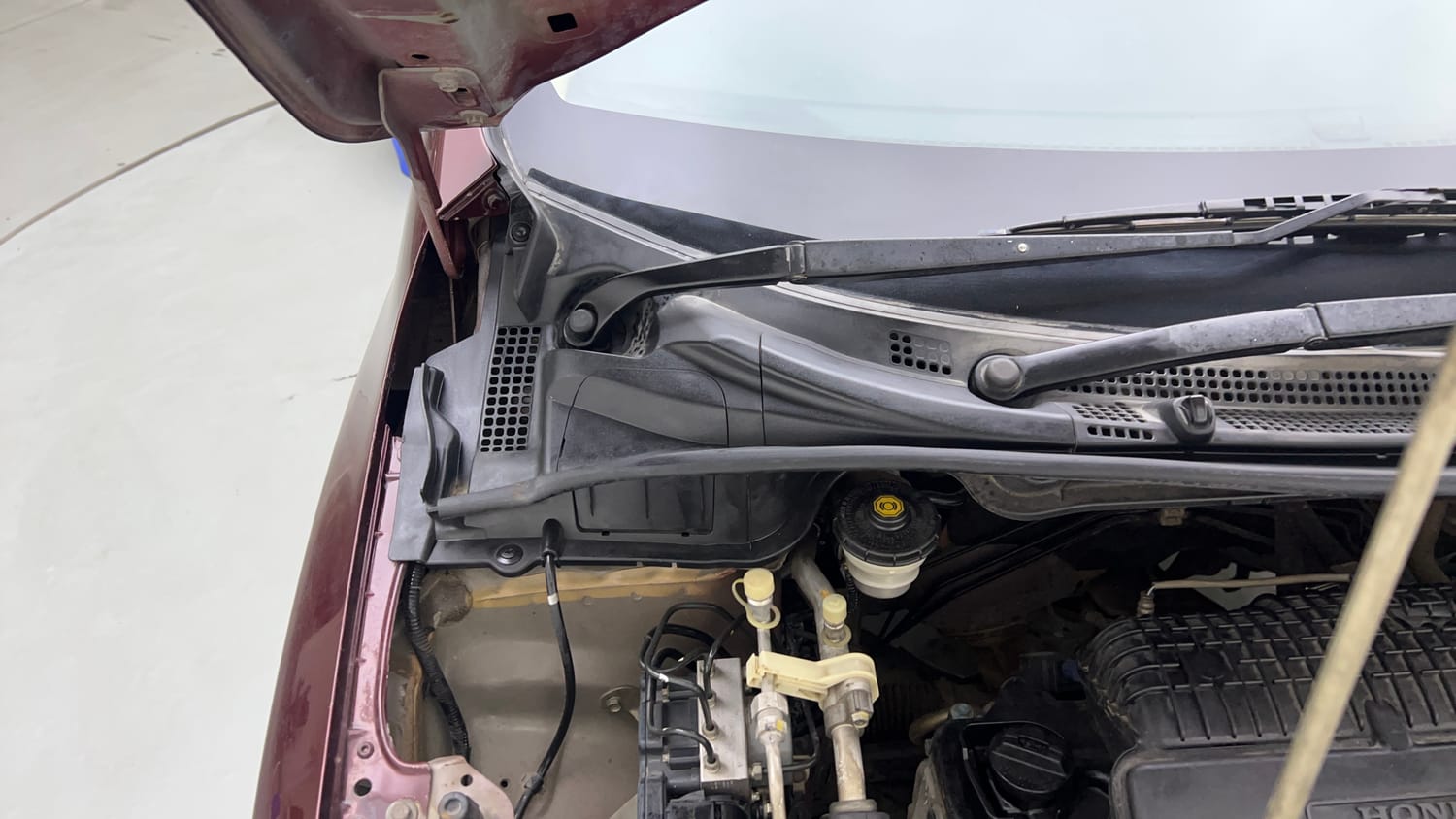 Used 2017 Honda City V Petrol Petrol Manual engine ENGINE RIGHT SIDE HINGE & APRON VIEW