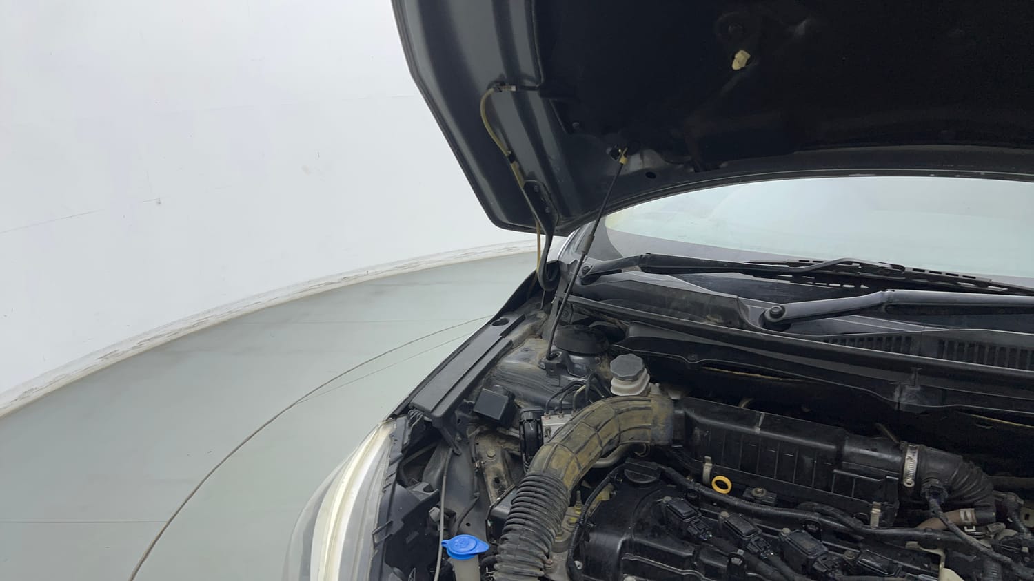 Used 2018 Maruti Suzuki Ciaz Alpha Hybrid 1.5 Petrol Manual engine ENGINE RIGHT SIDE HINGE & APRON VIEW