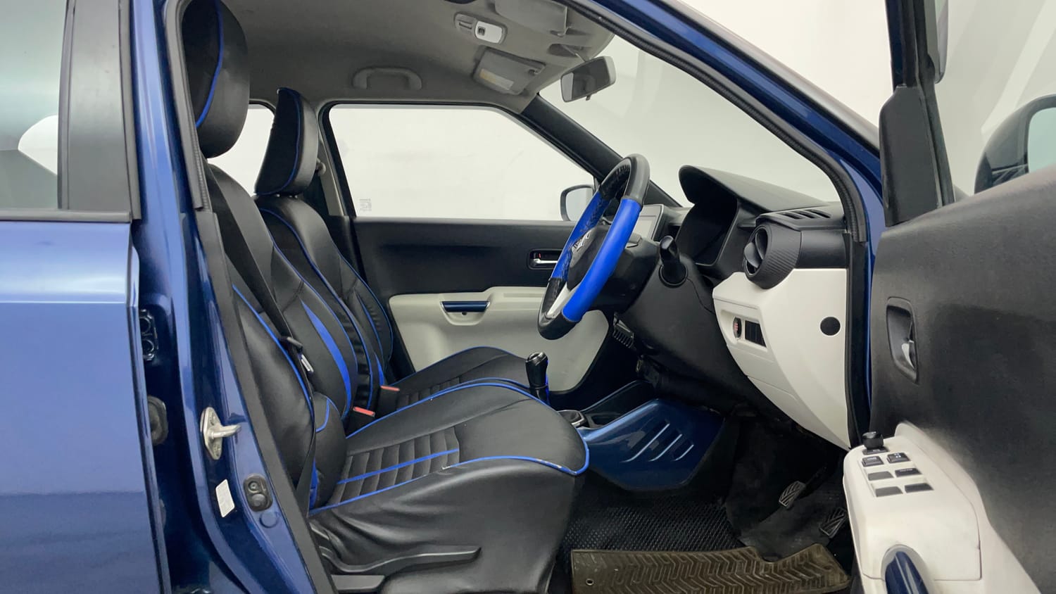 Used 2022 Maruti Suzuki Ignis Alpha 1.2 MT Petrol Manual interior RIGHT SIDE FRONT DOOR CABIN VIEW