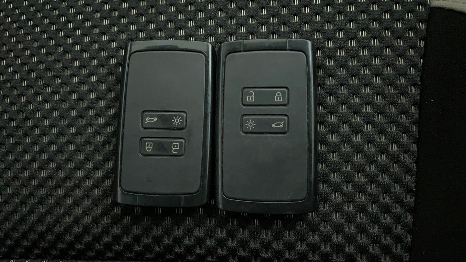 Used 2022 Renault Triber RXZ EASY-R AMT Dual Tone Petrol Automatic extra CAR KEY VIEW