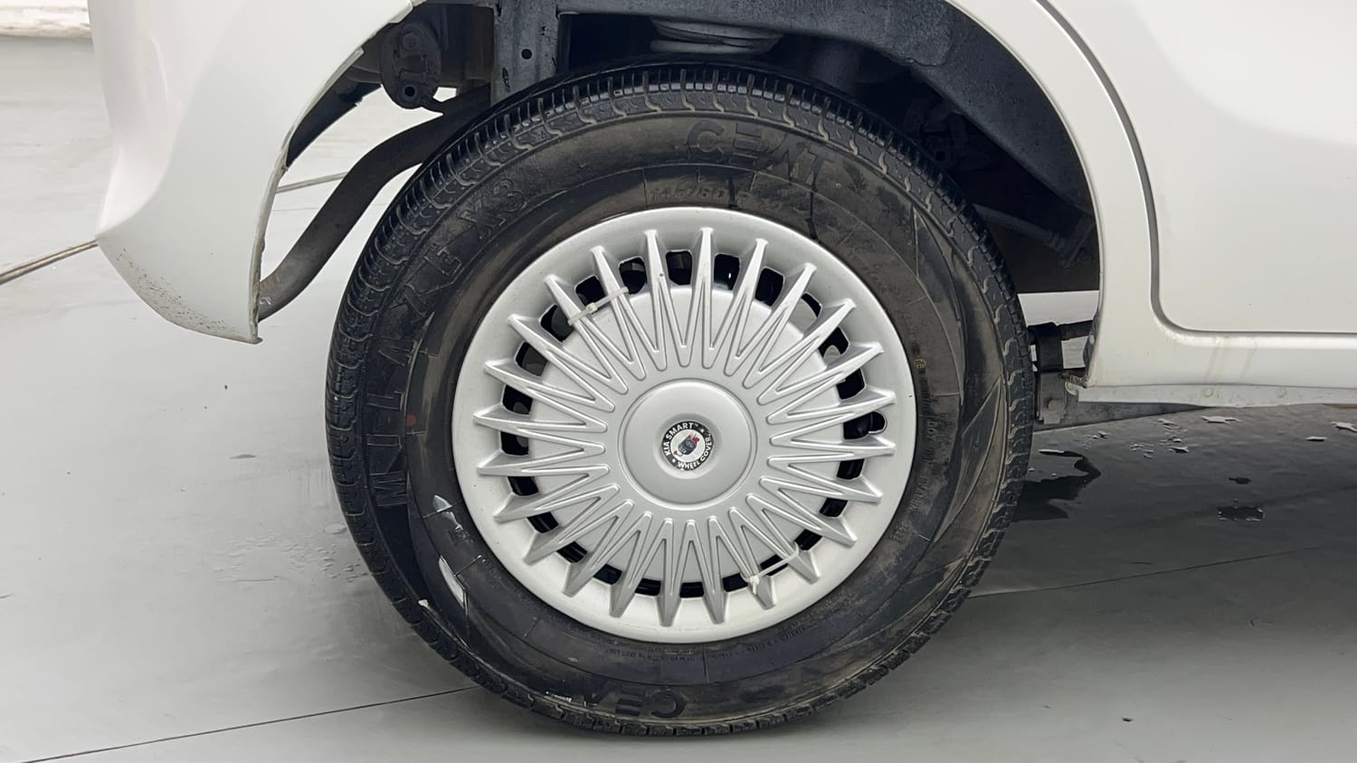 Used 2015 Maruti Suzuki Alto 800 Lxi Petrol Manual tyres RIGHT REAR TYRE RIM VIEW
