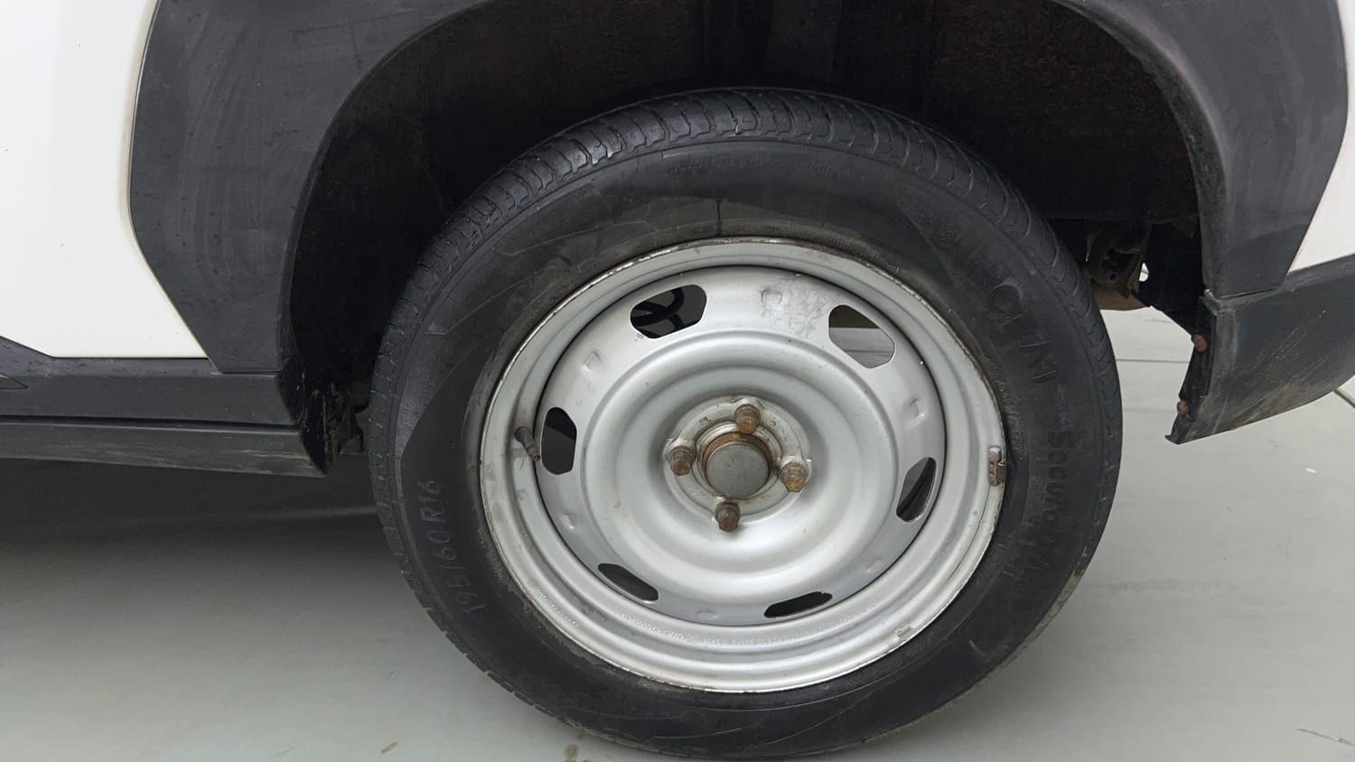 Used 2023 Nissan Magnite XE Petrol Manual tyres LEFT REAR TYRE RIM VIEW