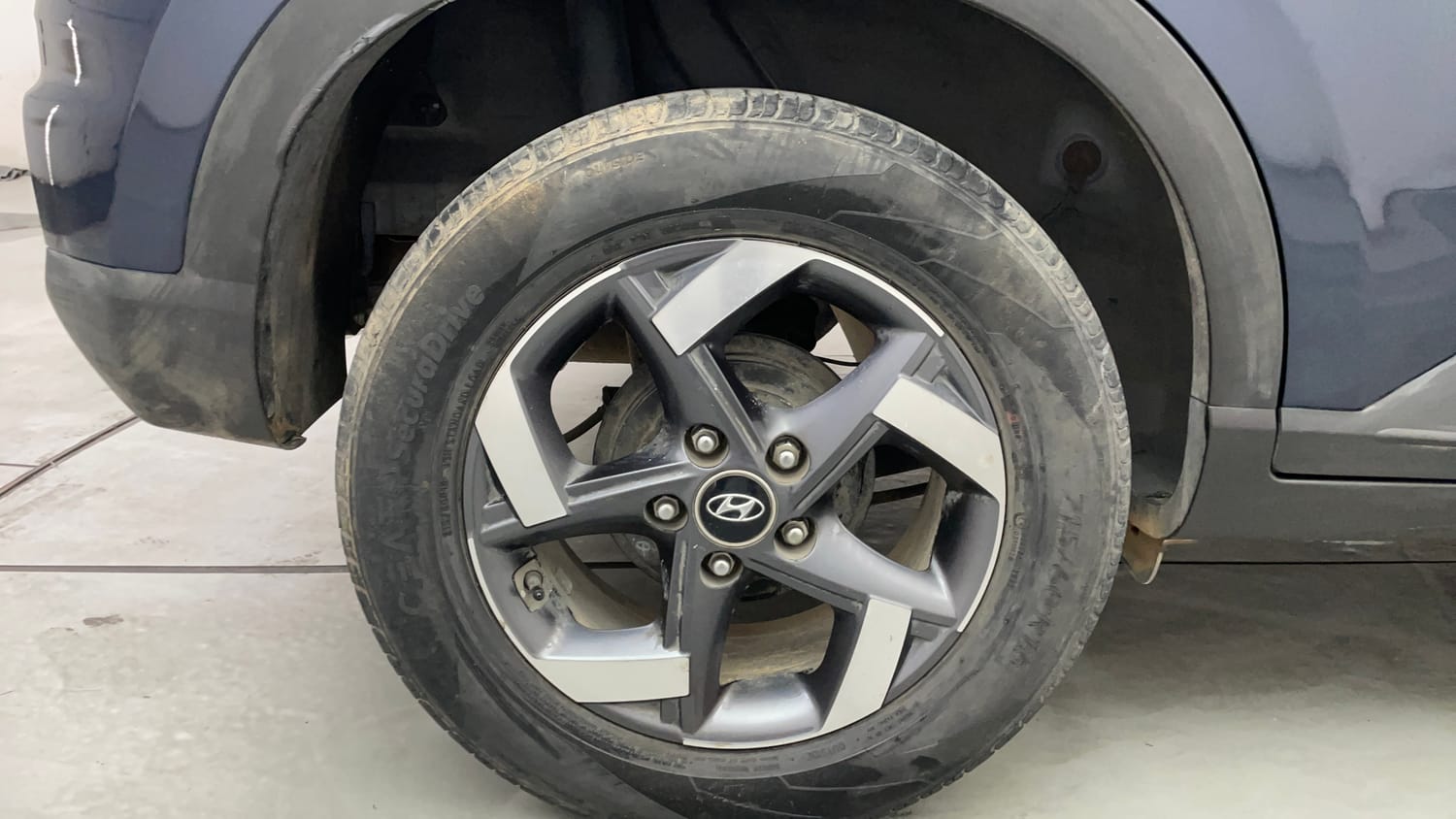 Used 2022 Hyundai Venue SX 1.5 CRDi Diesel Manual tyres RIGHT REAR TYRE RIM VIEW