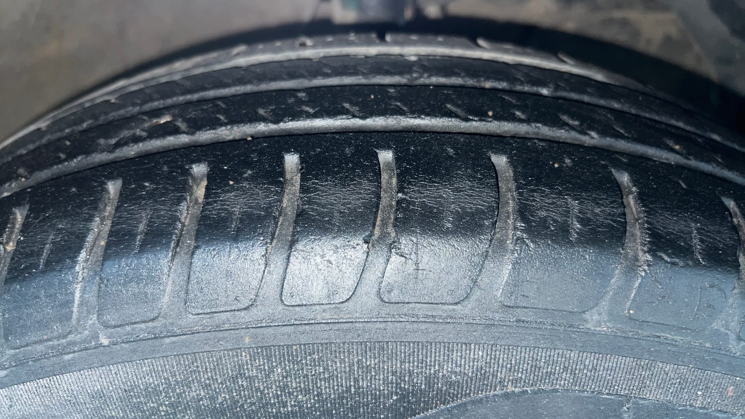 Used 2018 Maruti Suzuki Swift VXi AMT Petrol Automatic tyres RIGHT FRONT TYRE TREAD VIEW