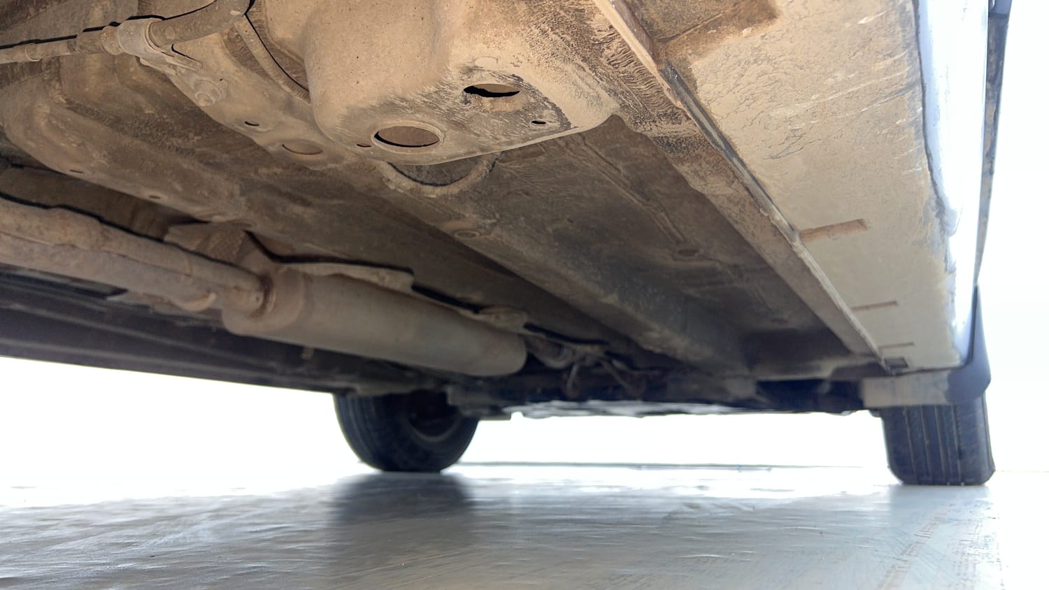 Used 2019 Mahindra XUV 300 1.2 W6 Petrol Manual extra REAR RIGHT UNDERBODY VIEW