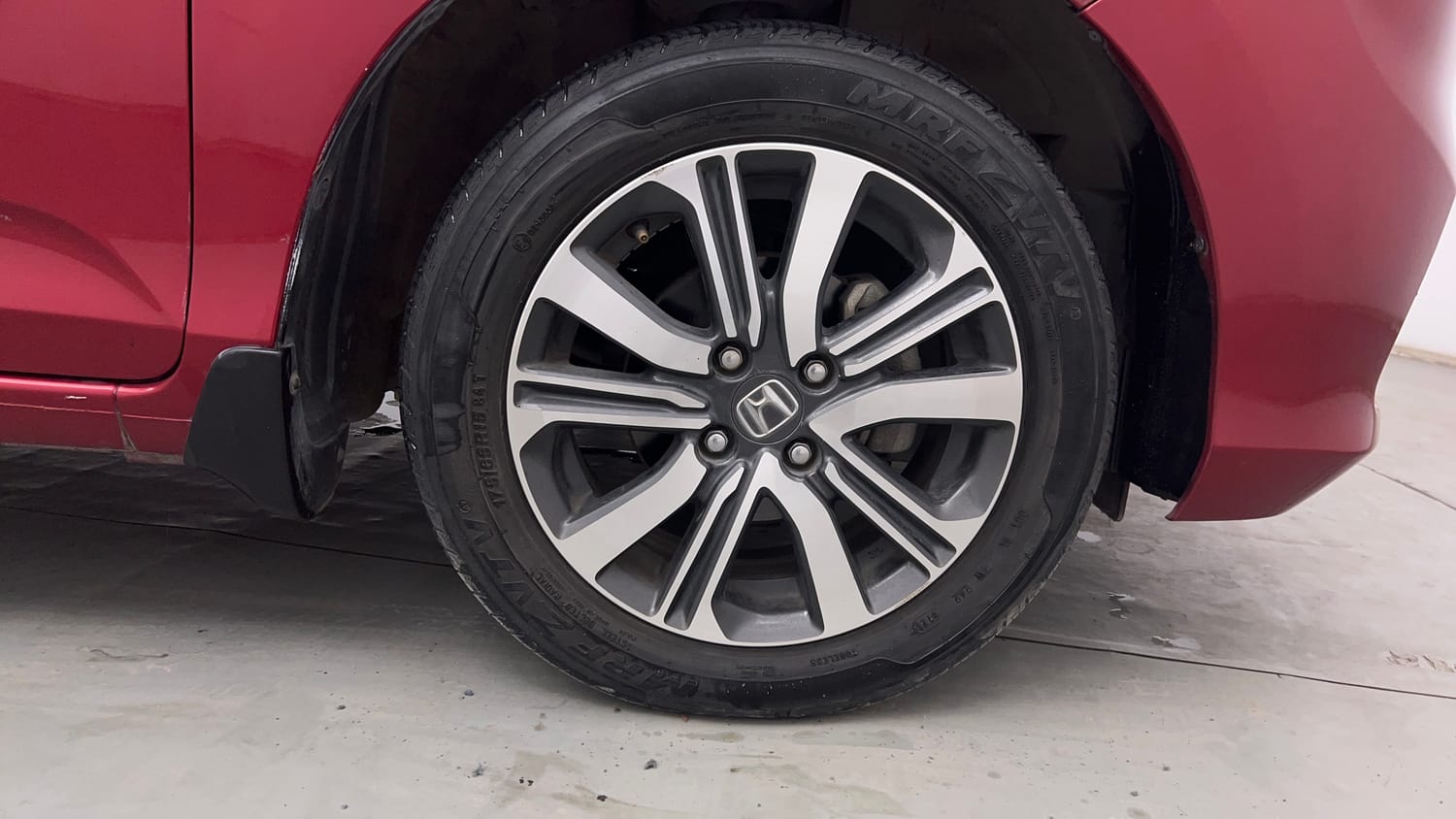 Used 2022 Honda Amaze VX CVT 1.2 Petrol Petrol Automatic tyres RIGHT FRONT TYRE RIM VIEW