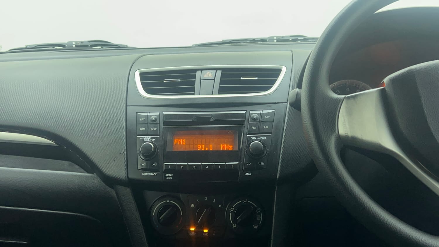 Used 2015 Maruti Suzuki Swift VXi Petrol Manual top_features Integrated (in-dash) music system