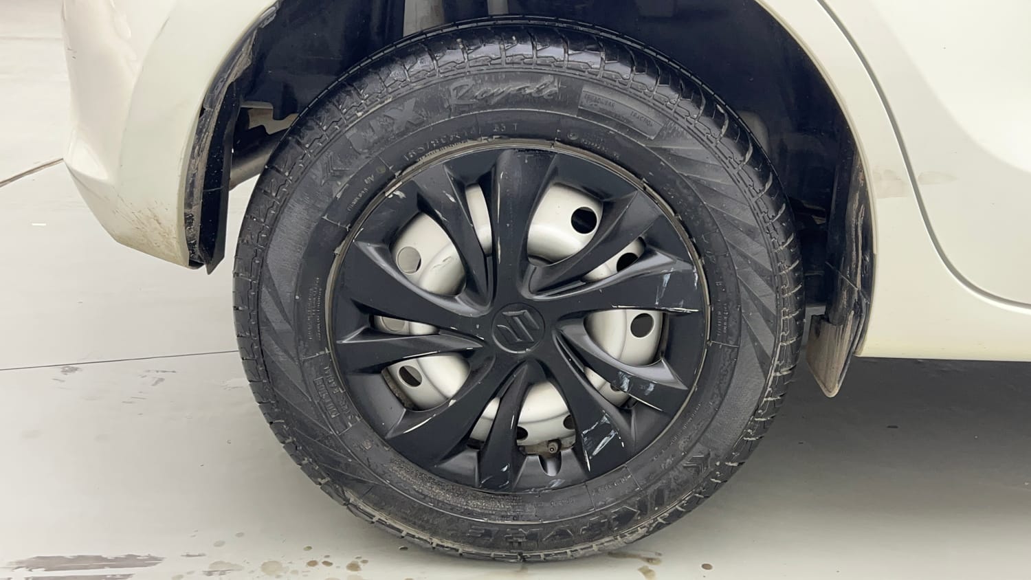 Used 2023 Maruti Suzuki Swift LXi Petrol Manual tyres RIGHT REAR TYRE RIM VIEW