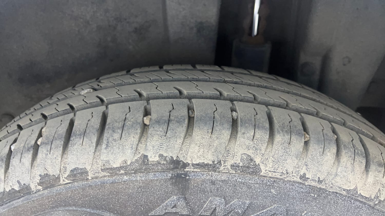Used 2015 Maruti Suzuki Swift VXi Petrol Manual tyres LEFT REAR TYRE TREAD VIEW