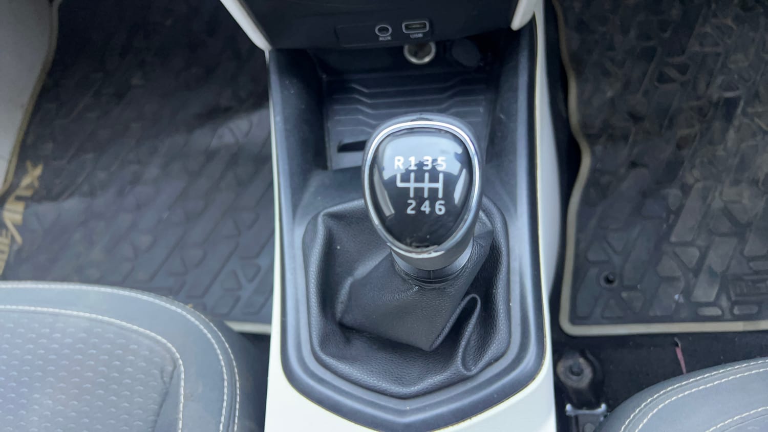 Used 2019 Mahindra XUV 300 1.2 W6 Petrol Manual interior GEAR  KNOB VIEW