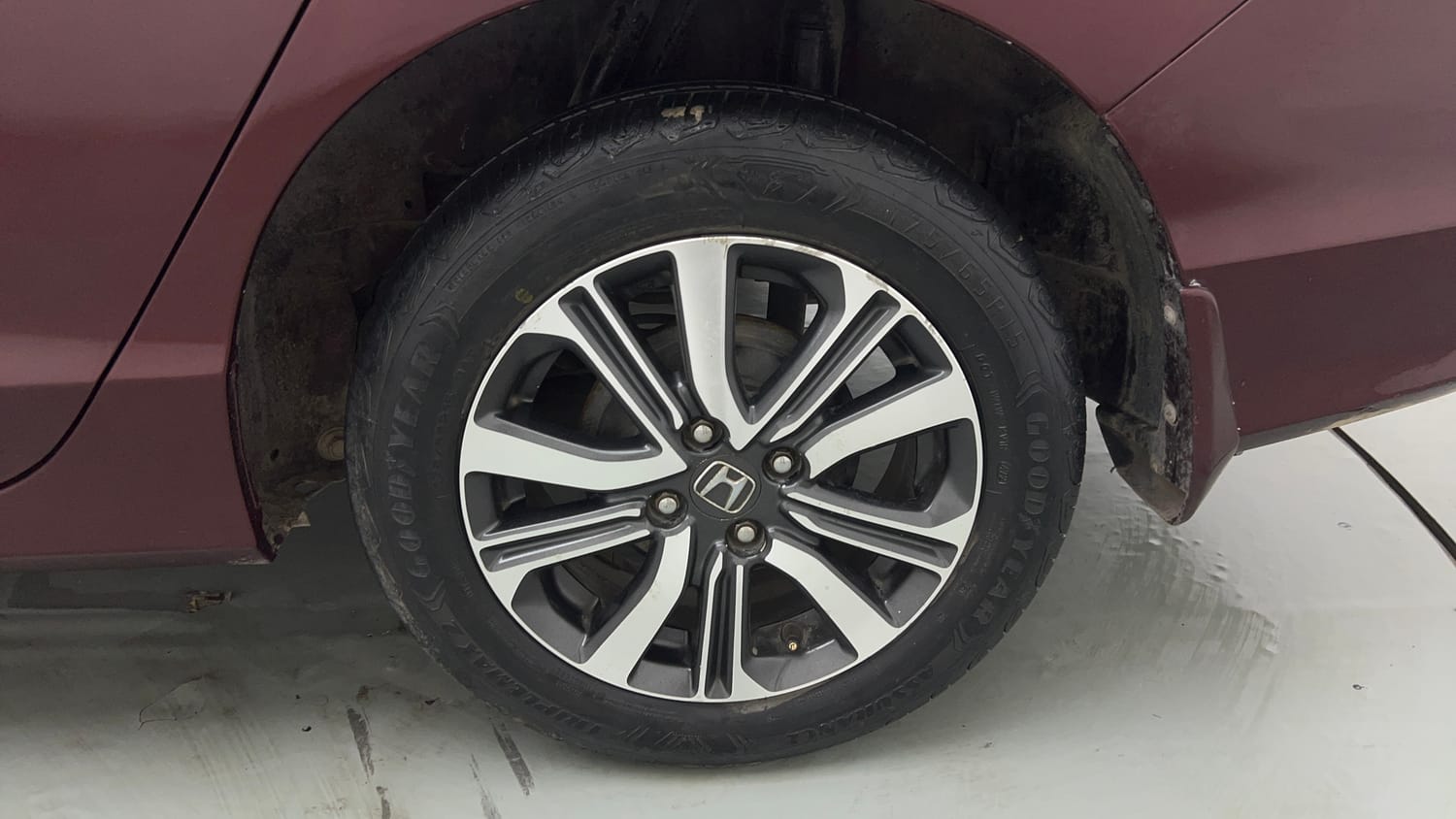 Used 2017 Honda City V Petrol Petrol Manual tyres LEFT REAR TYRE RIM VIEW