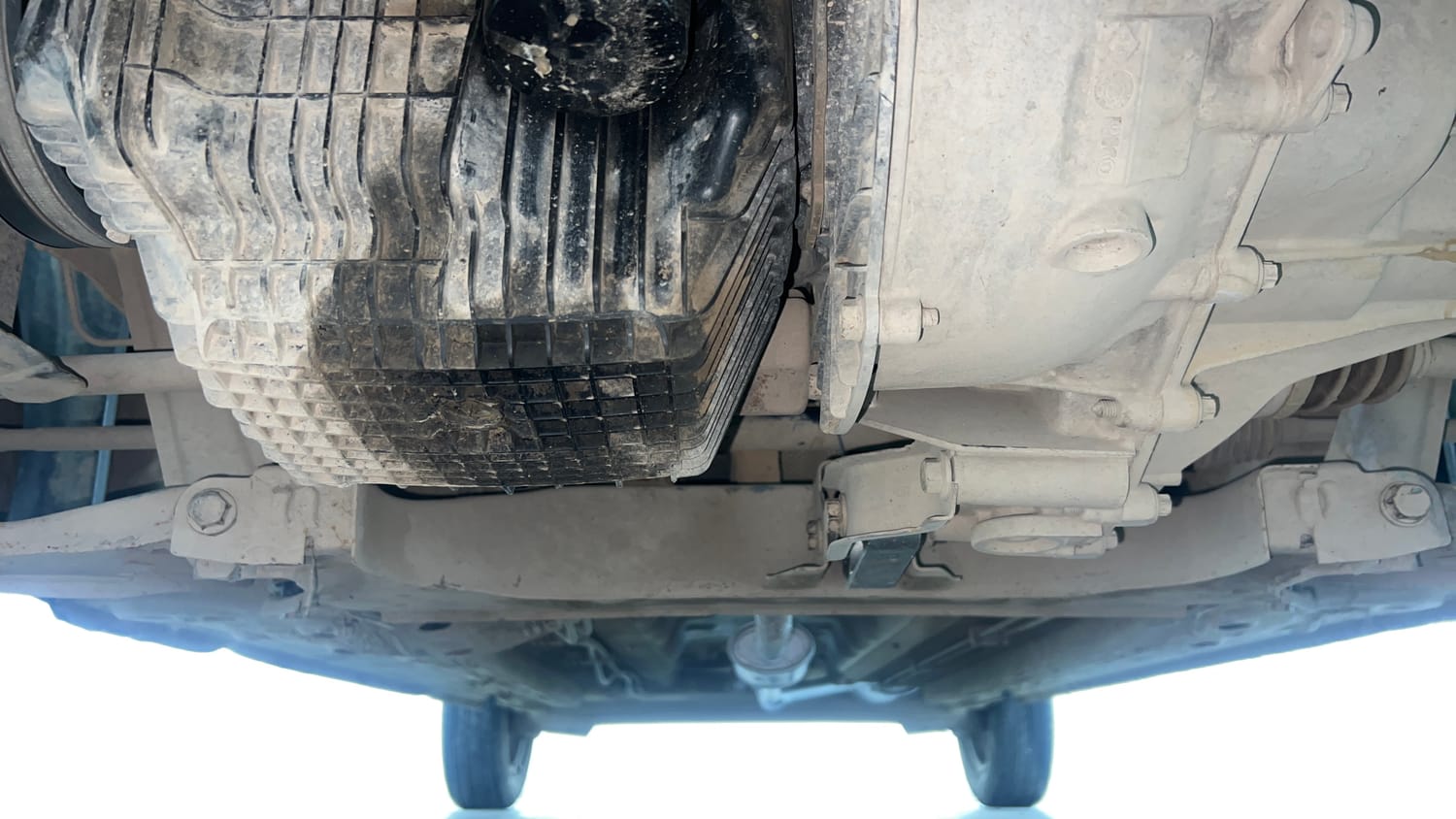 Used 2020 Renault Kwid RXT 1.0 AMT Opt Petrol Automatic extra FRONT LEFT UNDERBODY VIEW