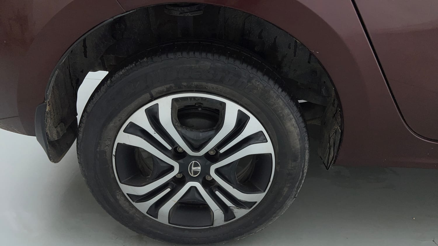 Used 2023 Tata Tigor XZ Plus CNG Leatherette Pack Cng Manual tyres RIGHT REAR TYRE RIM VIEW