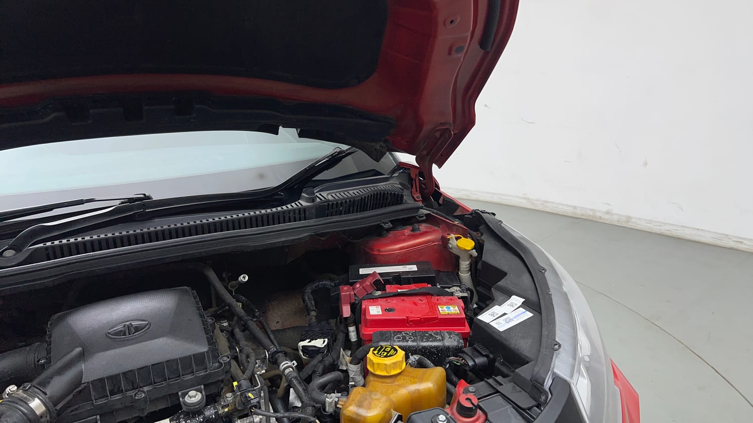 Used 2021 Tata Nexon XZ Plus (S) Petrol Manual engine ENGINE LEFT SIDE HINGE & APRON VIEW