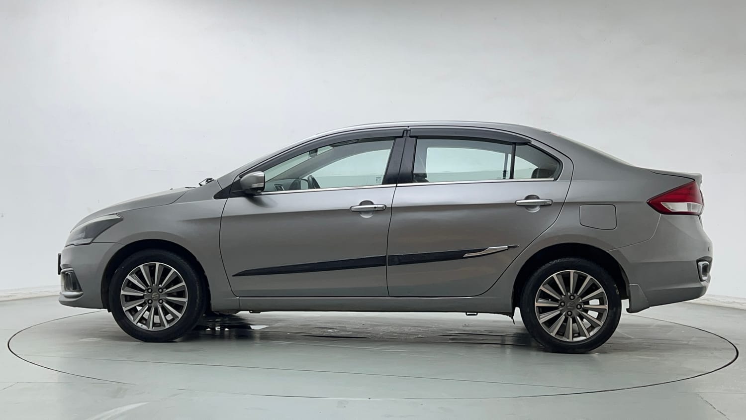 Used 2018 Maruti Suzuki Ciaz Alpha Hybrid 1.5 Petrol Manual exterior LEFT SIDE VIEW