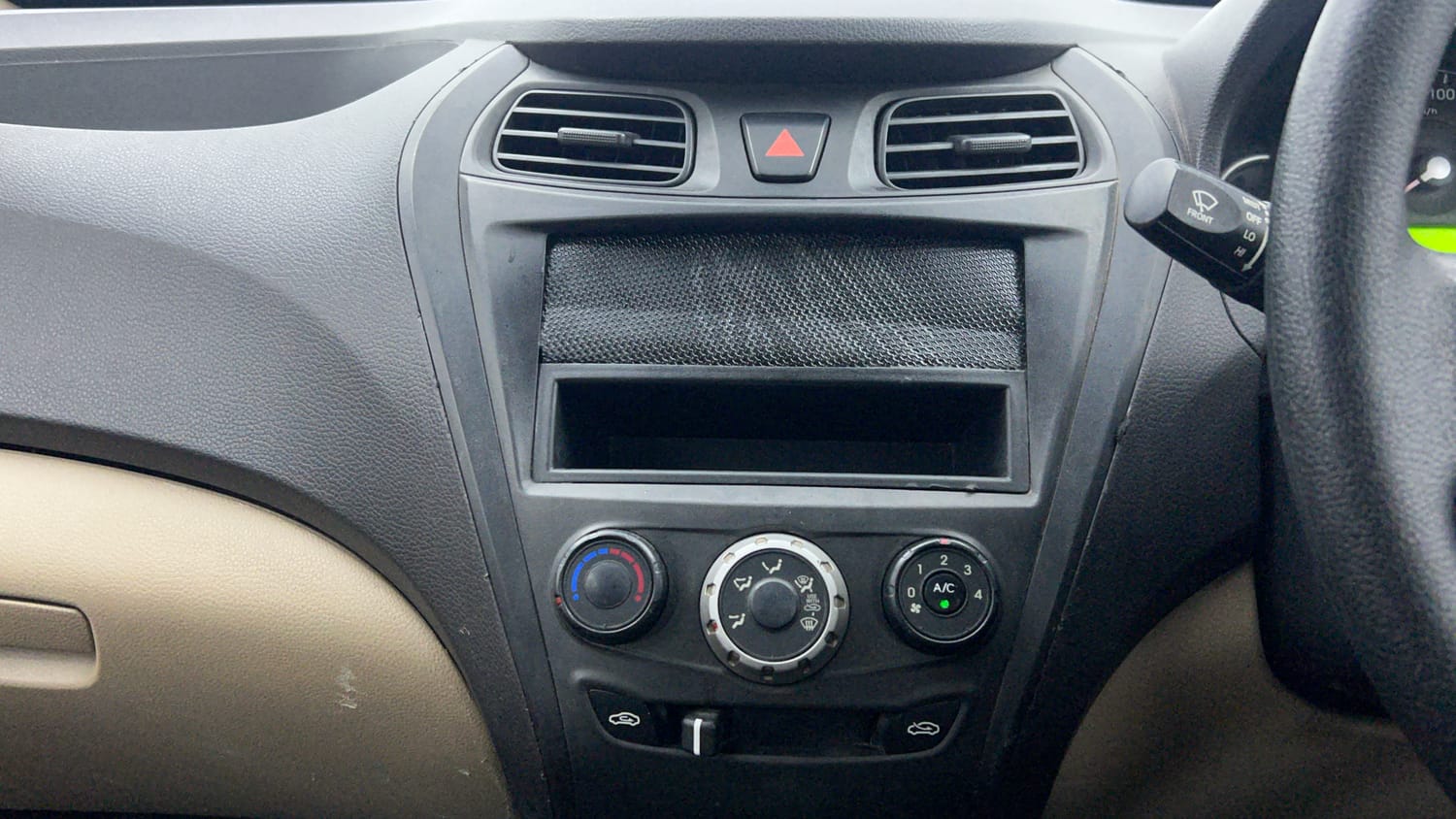 Used 2014 Hyundai Eon Sportz Petrol Manual interior MUSIC SYSTEM & AC CONTROL VIEW