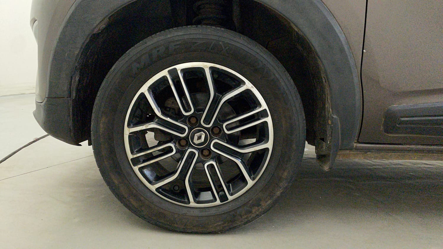 Used 2022 Renault Triber RXZ EASY-R AMT Dual Tone Petrol Automatic tyres LEFT FRONT TYRE RIM VIEW