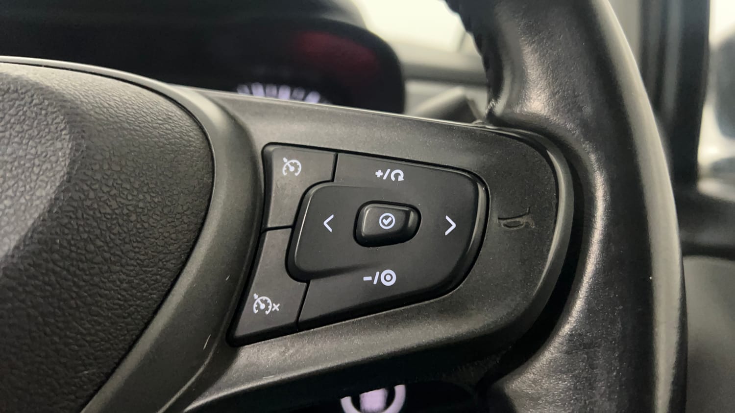 Used 2021 Tata Altroz XZ Petrol Petrol Manual top_features Cruise control