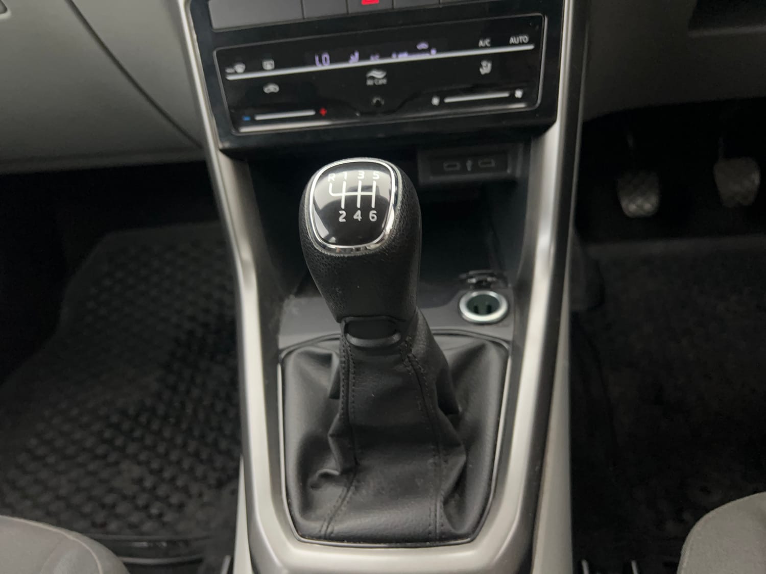 Used 2024 Skoda Kushaq Ambition 1.0L TSI MT Petrol Manual interior GEAR  KNOB VIEW