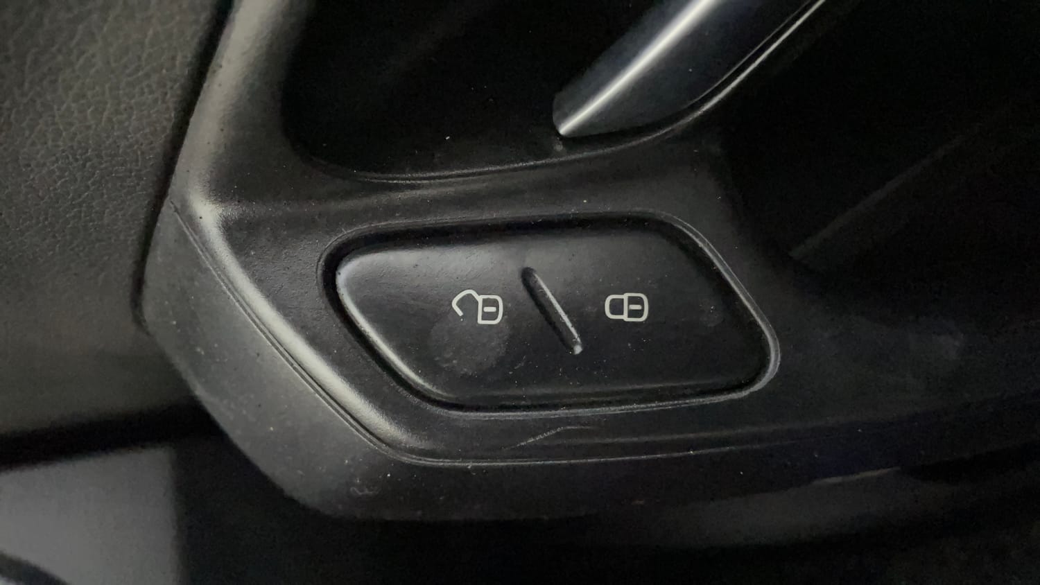 Used 2017 Volkswagen Ameo Trendline 1.2L (P) Petrol Manual top_features Central locking