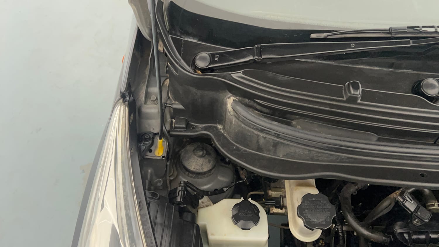 Used 2016 Hyundai Eon Era + Petrol Manual engine ENGINE RIGHT SIDE HINGE & APRON VIEW