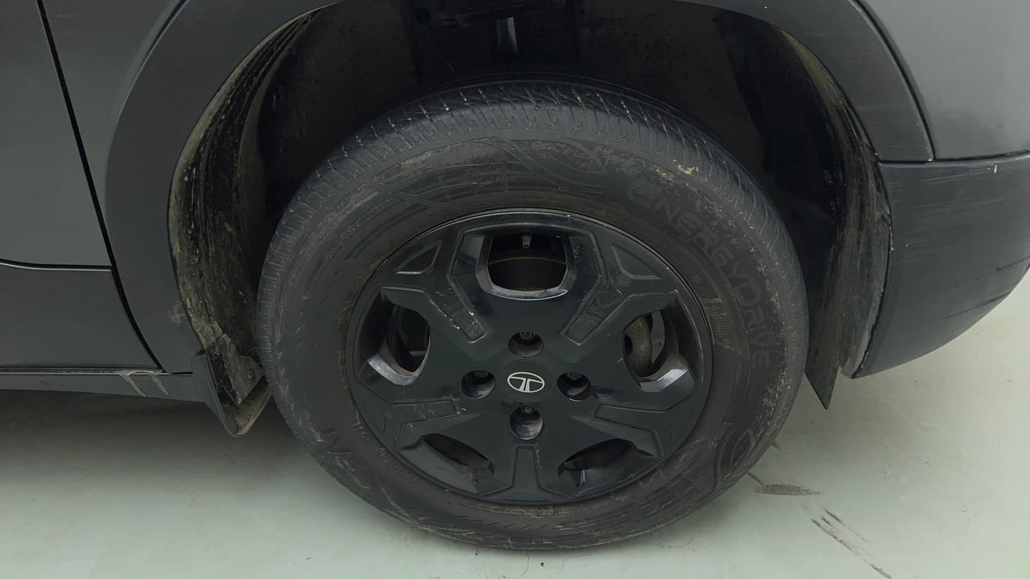 Used 2024 Tata Punch Accomplished iCNG Cng Manual tyres RIGHT FRONT TYRE RIM VIEW