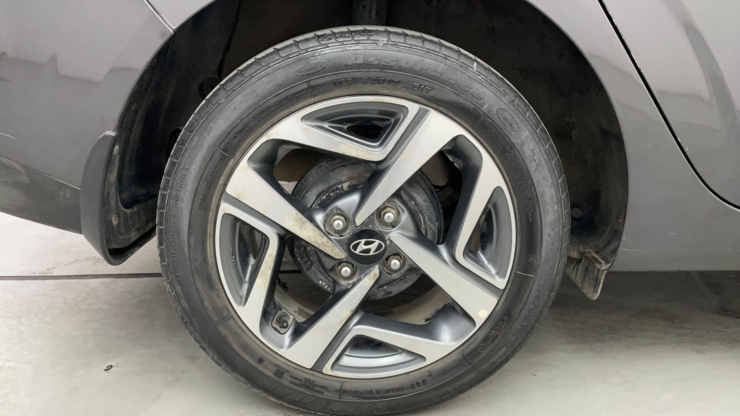 Used 2020 Hyundai Aura SX Plus 1.2 AMT Petrol Petrol Automatic tyres RIGHT REAR TYRE RIM VIEW