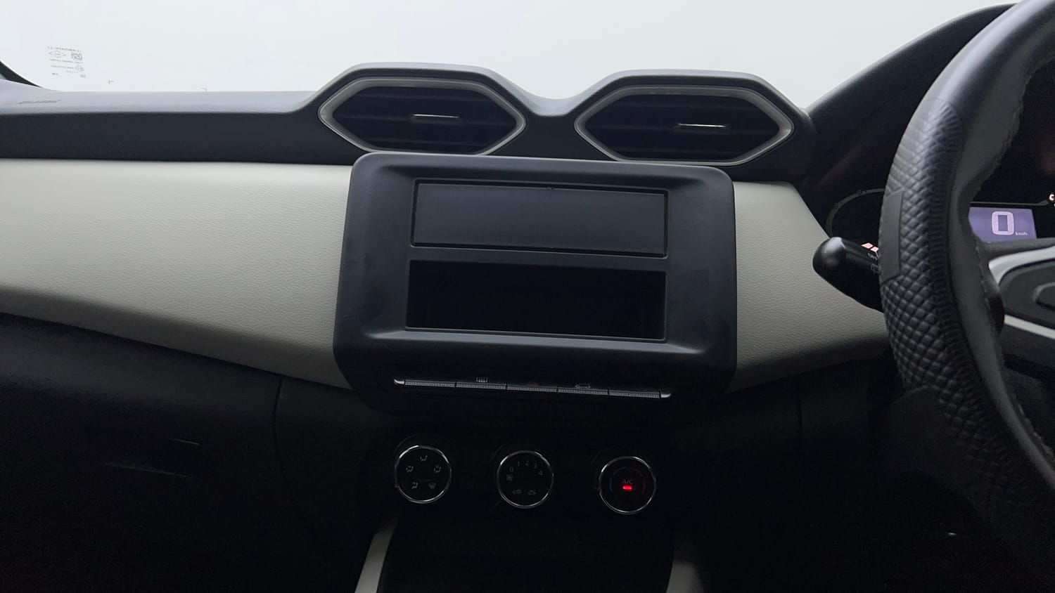 Used 2023 Nissan Magnite XE Petrol Manual interior MUSIC SYSTEM & AC CONTROL VIEW
