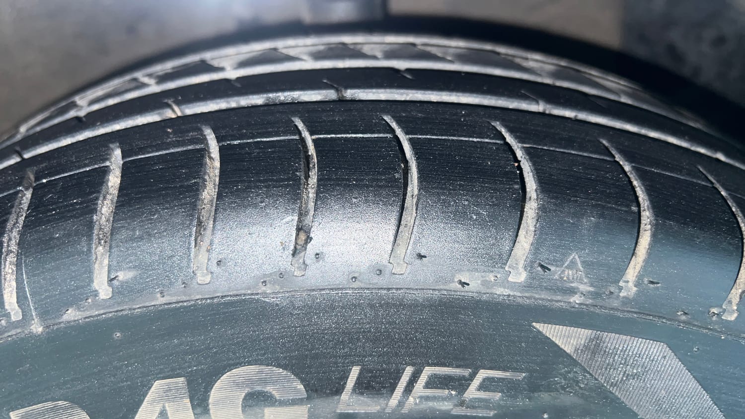 Used 2018 Hyundai Grand i10 Magna 1.2 Kappa VTVT Petrol Manual tyres RIGHT FRONT TYRE TREAD VIEW
