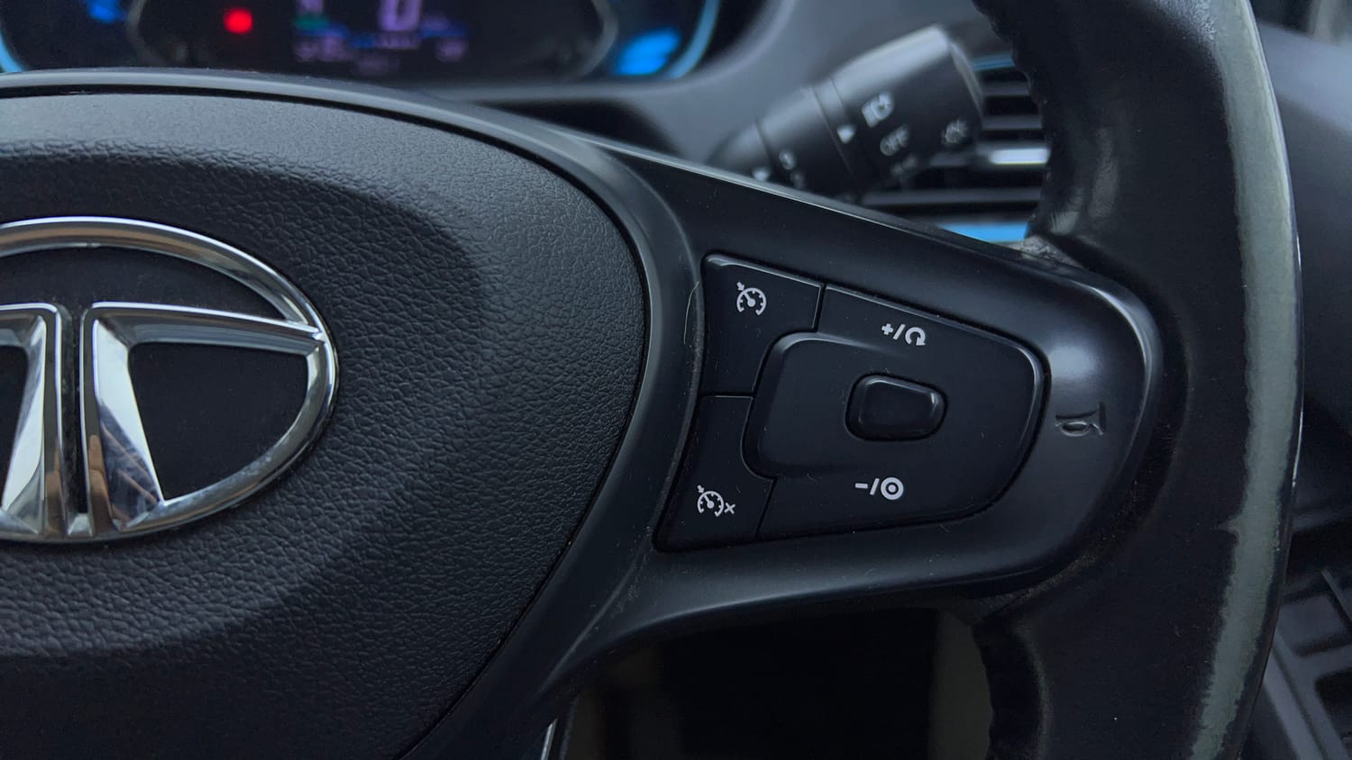 Used 2023 Tata Tiago EV XZ Plus Tech LUX Long Range Electric Automatic top_features Cruise control