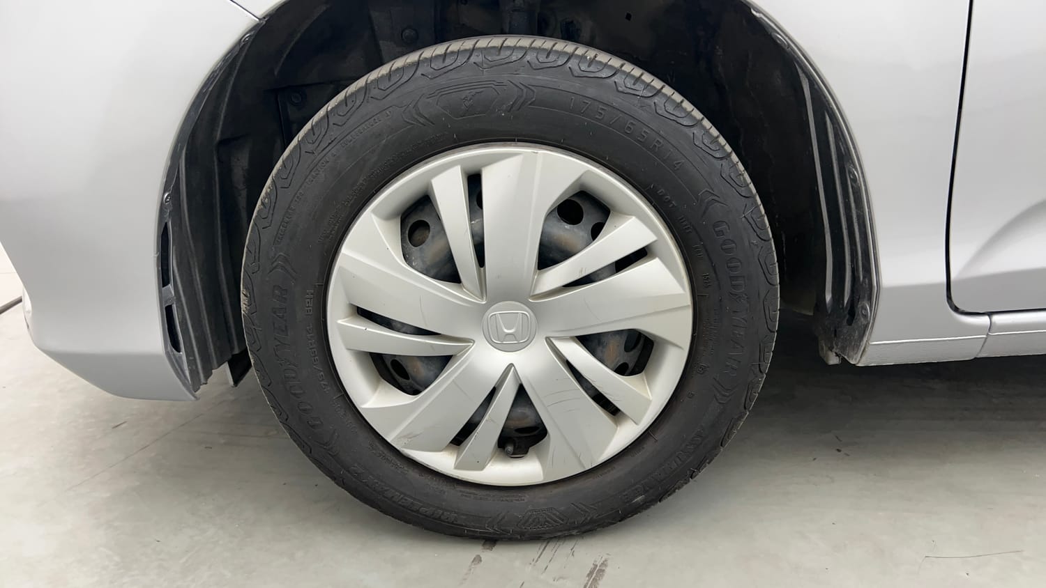 Used 2019 Honda Amaze 1.2 S CVT Petrol Petrol Automatic tyres LEFT FRONT TYRE RIM VIEW