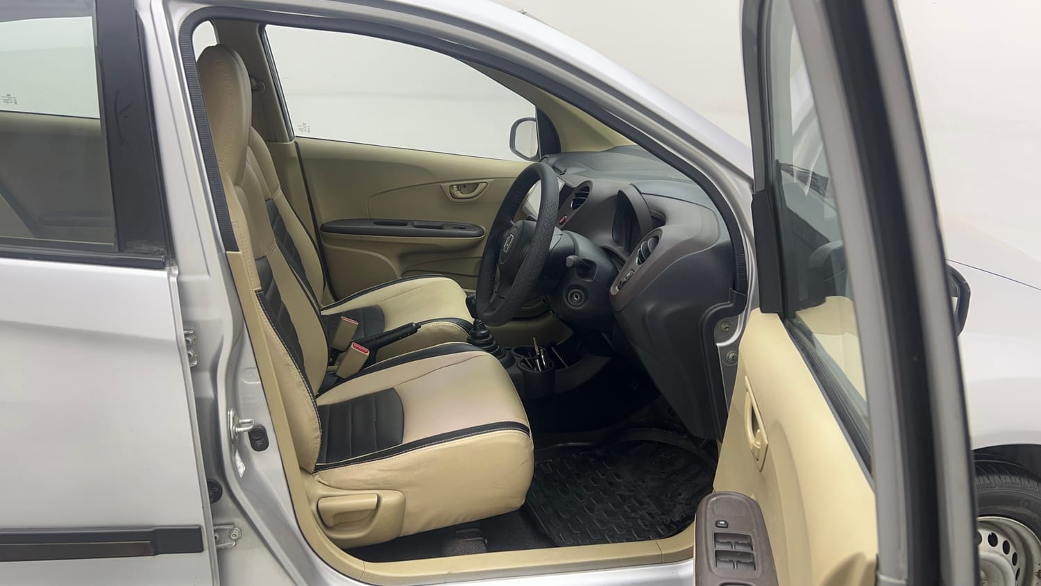 Used 2013 Honda Amaze 1.2 EX i-VTEC Petrol Manual interior RIGHT SIDE FRONT DOOR CABIN VIEW